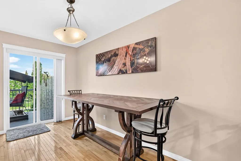 43 Rockmont Court NW Calgary AB T3G 5V8