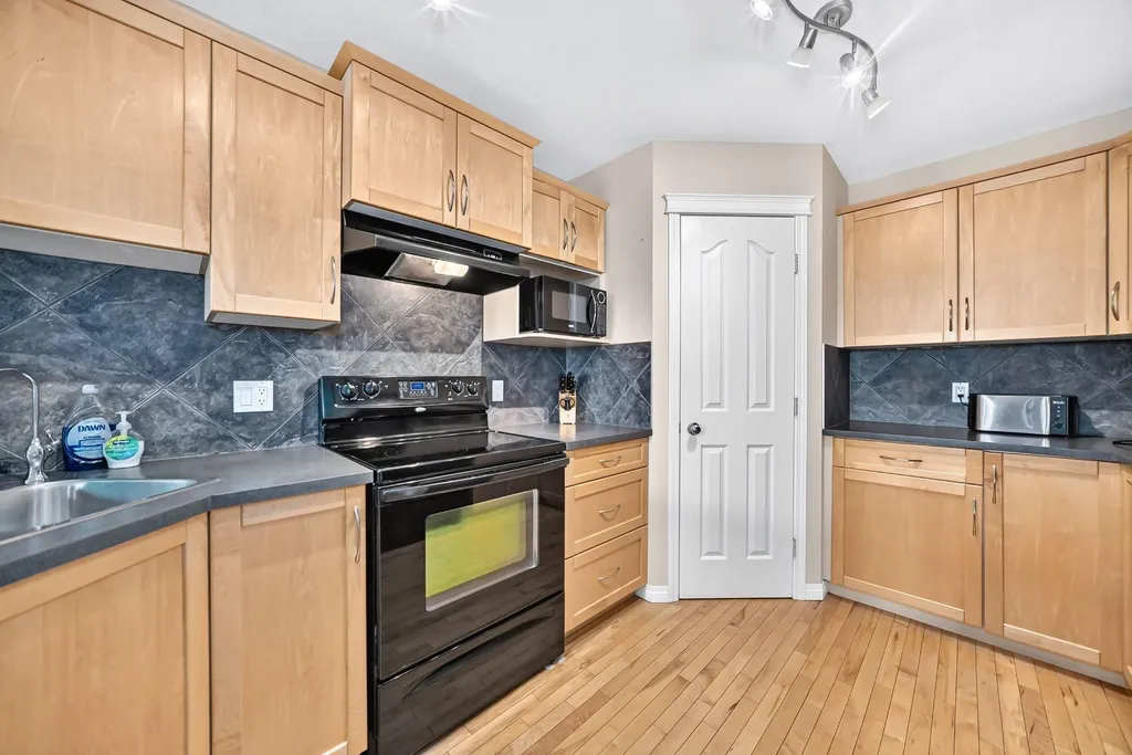 43 Rockmont Court NW Calgary AB T3G 5V8