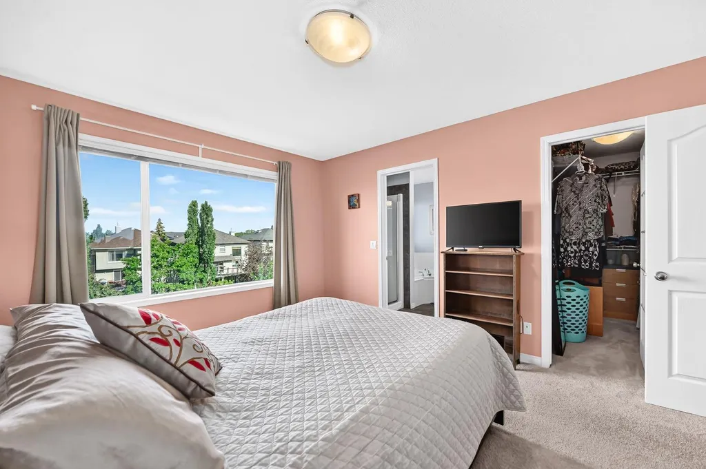 43 Rockmont Court NW Calgary AB T3G 5V8