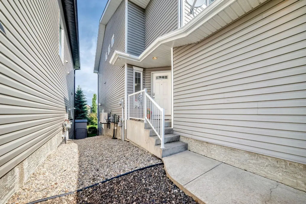 43 Rockmont Court NW Calgary AB T3G 5V8