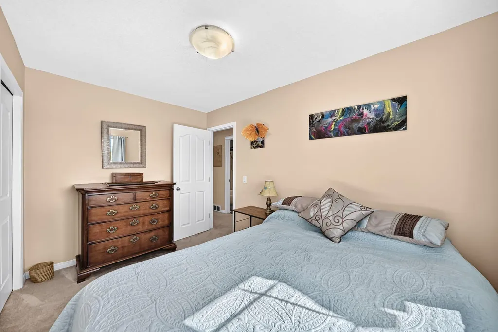 43 Rockmont Court NW Calgary AB T3G 5V8