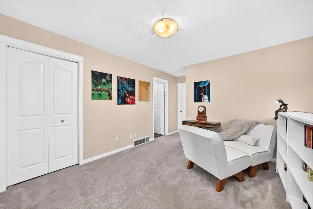 43 Rockmont Court NW Calgary AB T3G 5V8