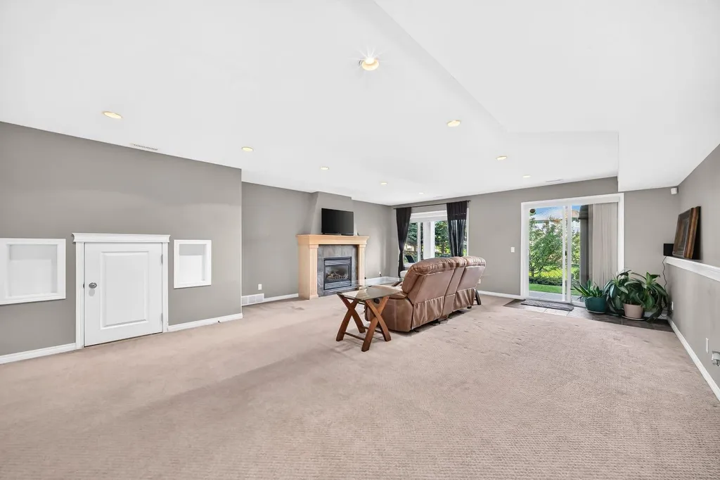 43 Rockmont Court NW Calgary AB T3G 5V8