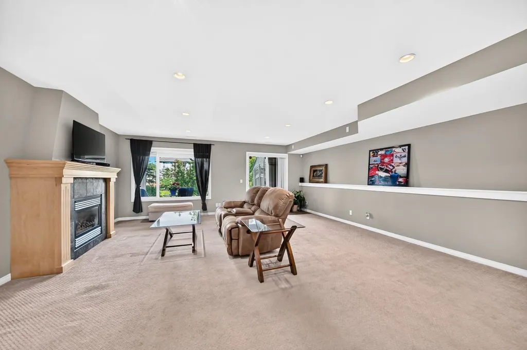43 Rockmont Court NW Calgary AB T3G 5V8