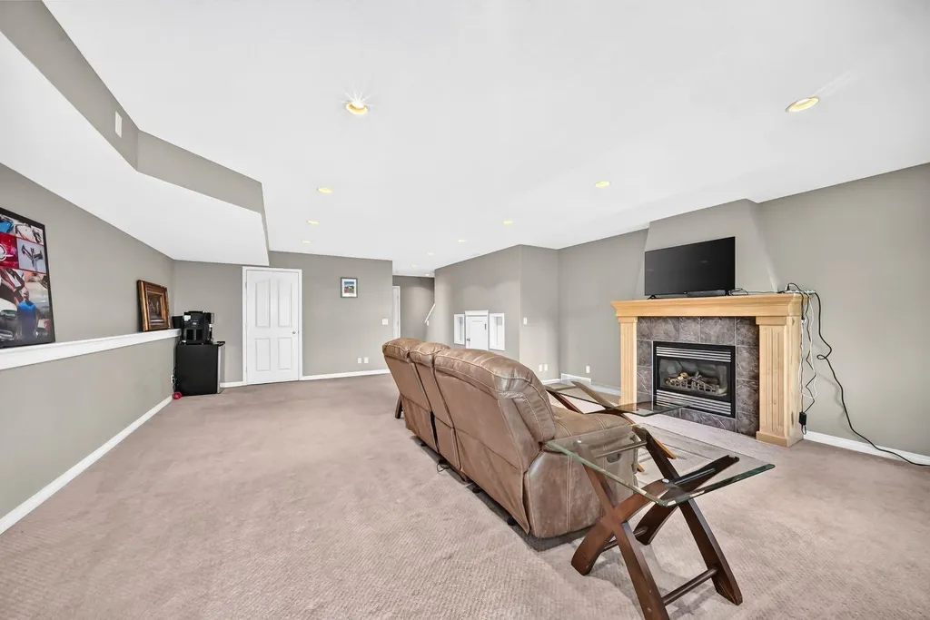 43 Rockmont Court NW Calgary AB T3G 5V8