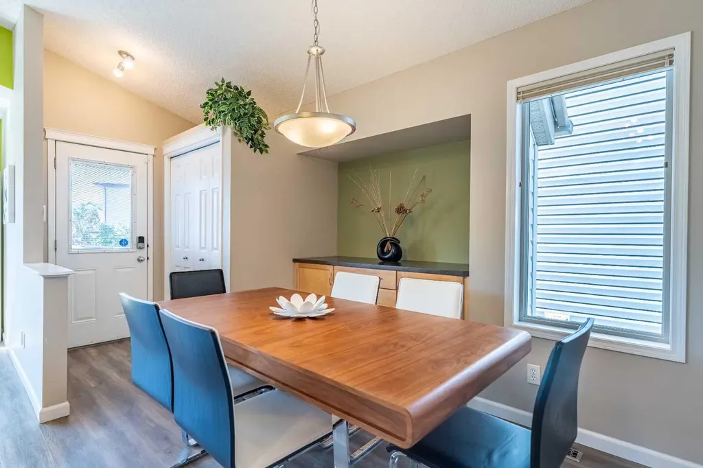 71 Copperfield Rise SE Calgary AB t2z 4v1