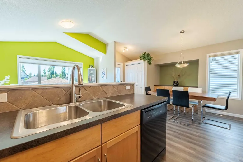 71 Copperfield Rise SE Calgary AB t2z 4v1