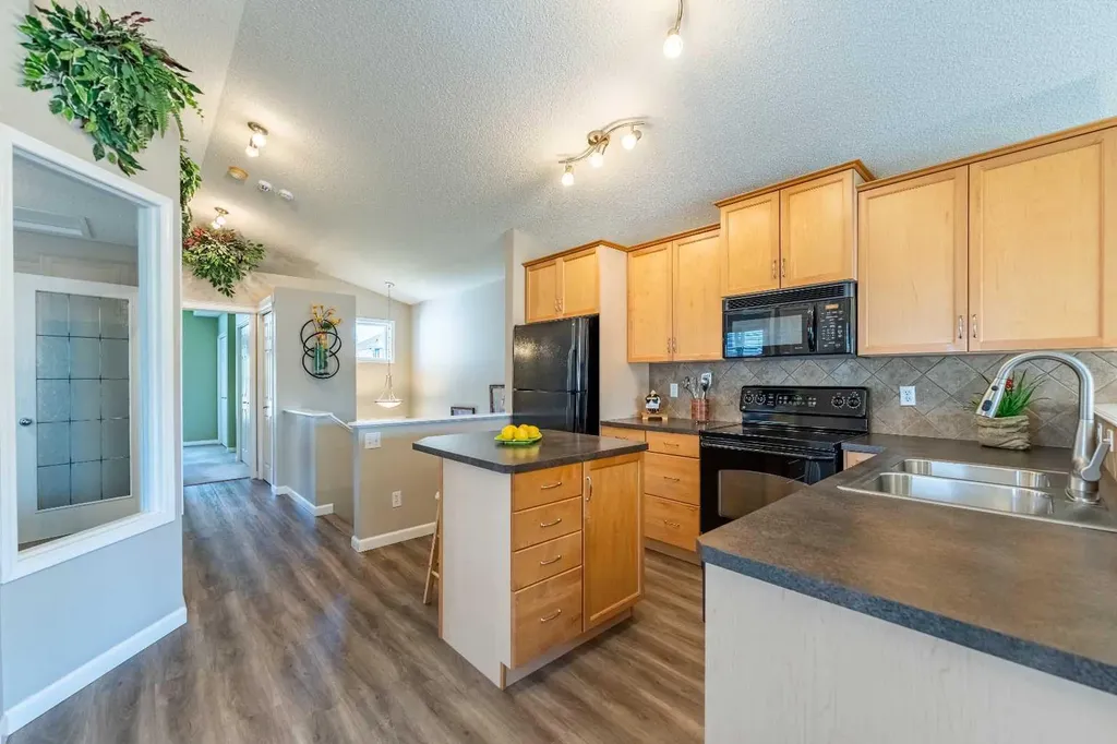 71 Copperfield Rise SE Calgary AB t2z 4v1