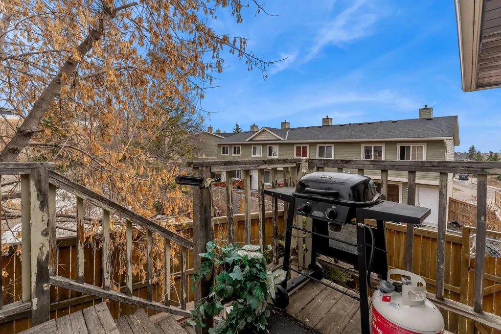 115 Deerfield Drive SE Calgary AB T2J 6T9