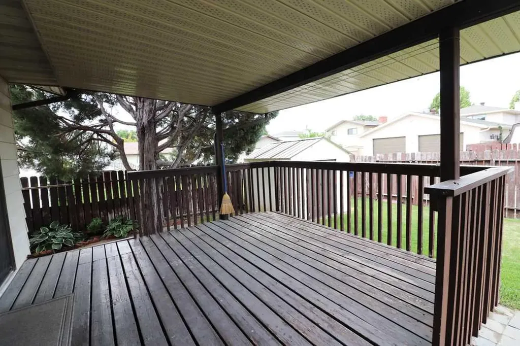 89 East Glen Drive SE Medicine Hat AB T1B 2Z7