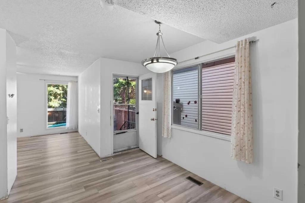 558 Whitehill Place NE Calgary AB T1Y 3G8