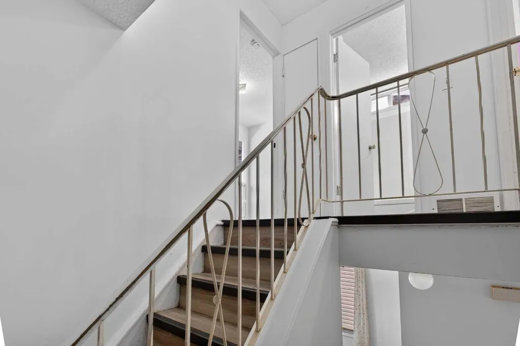 558 Whitehill Place NE Calgary AB T1Y 3G8