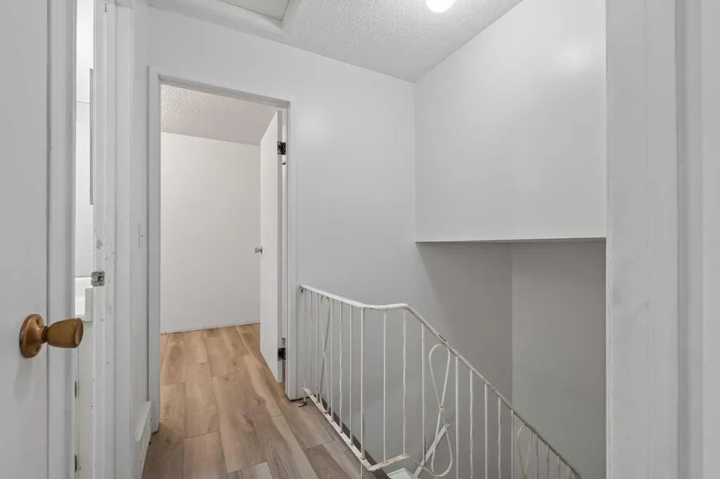558 Whitehill Place NE Calgary AB T1Y 3G8