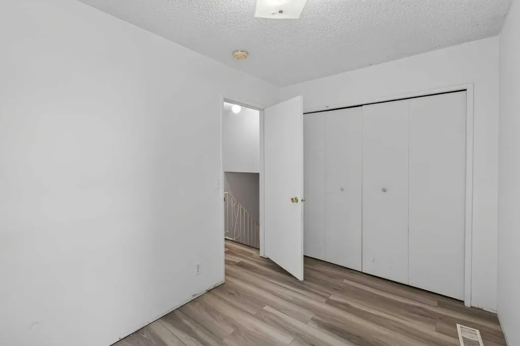 558 Whitehill Place NE Calgary AB T1Y 3G8