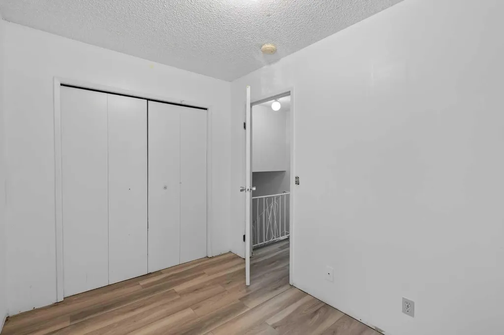 558 Whitehill Place NE Calgary AB T1Y 3G8