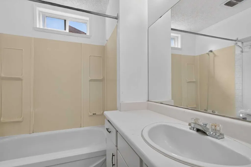 558 Whitehill Place NE Calgary AB T1Y 3G8