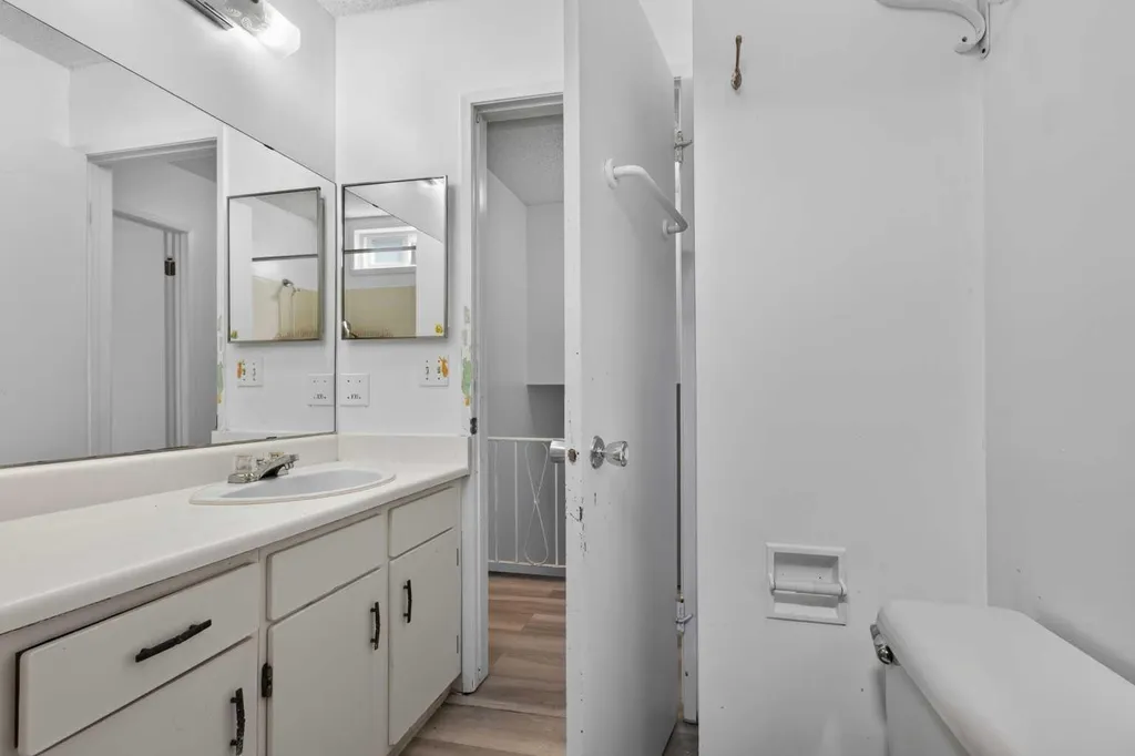 558 Whitehill Place NE Calgary AB T1Y 3G8