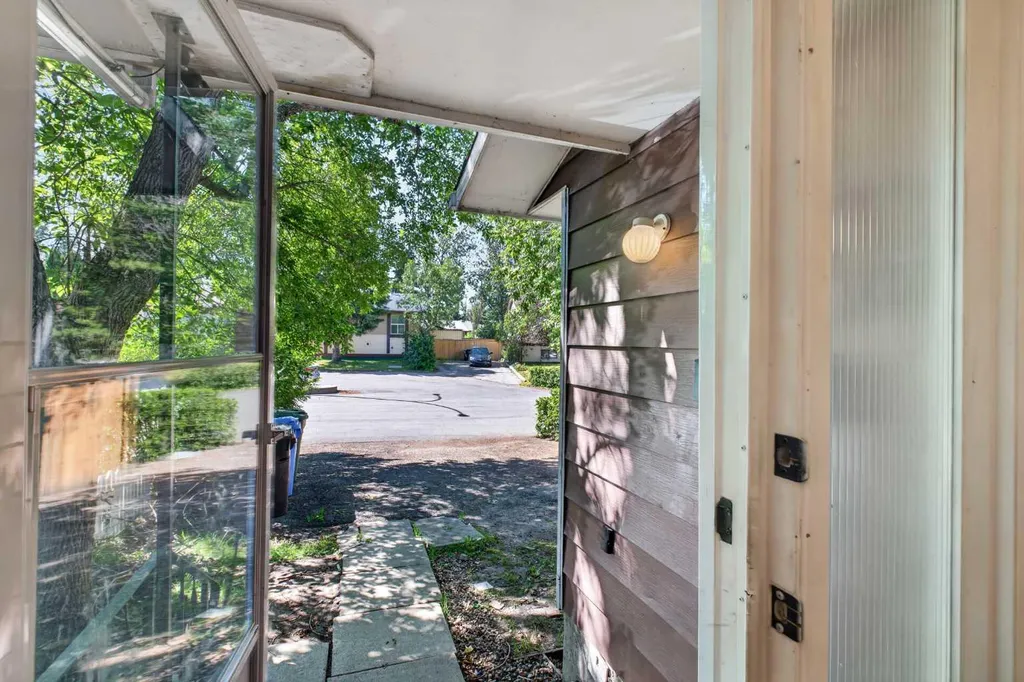 558 Whitehill Place NE Calgary AB T1Y 3G8