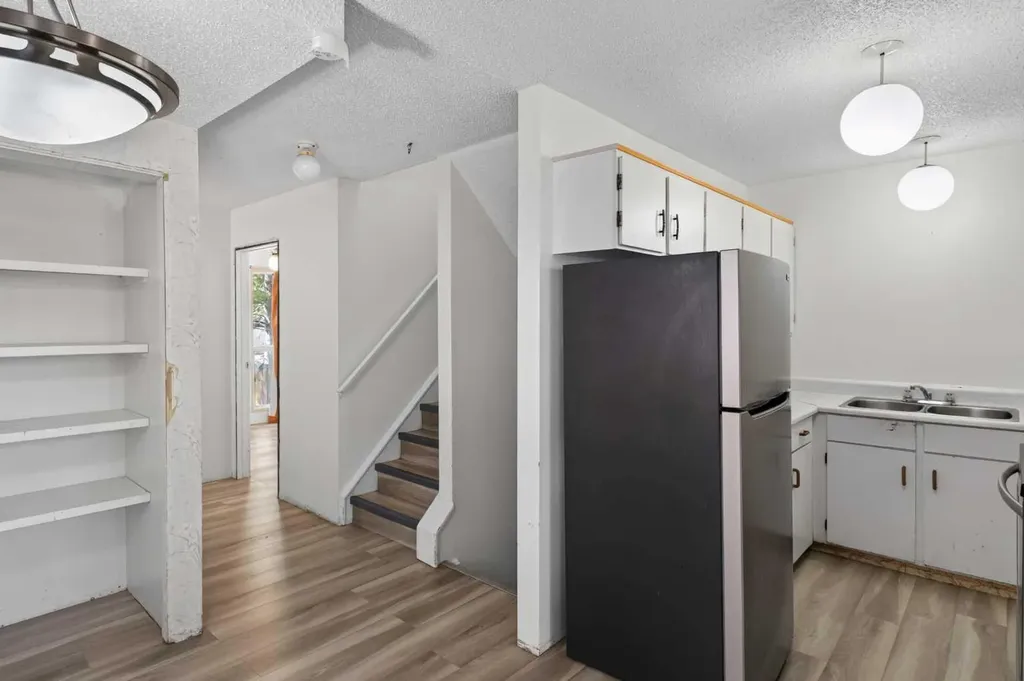 558 Whitehill Place NE Calgary AB T1Y 3G8