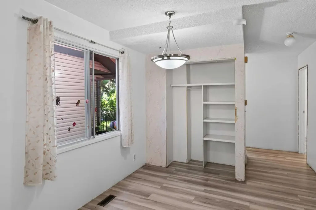 558 Whitehill Place NE Calgary AB T1Y 3G8