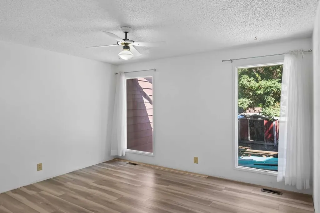 558 Whitehill Place NE Calgary AB T1Y 3G8