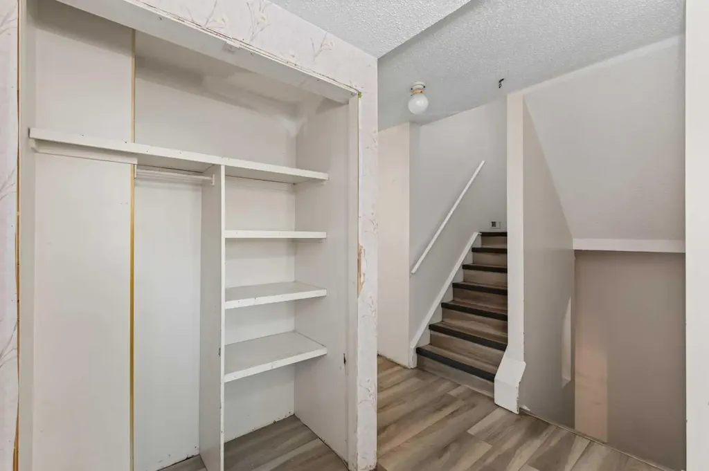 558 Whitehill Place NE Calgary AB T1Y 3G8