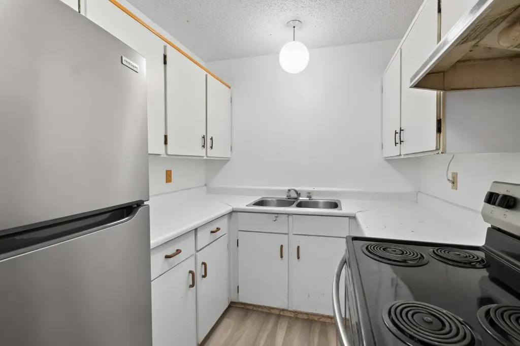 558 Whitehill Place NE Calgary AB T1Y 3G8