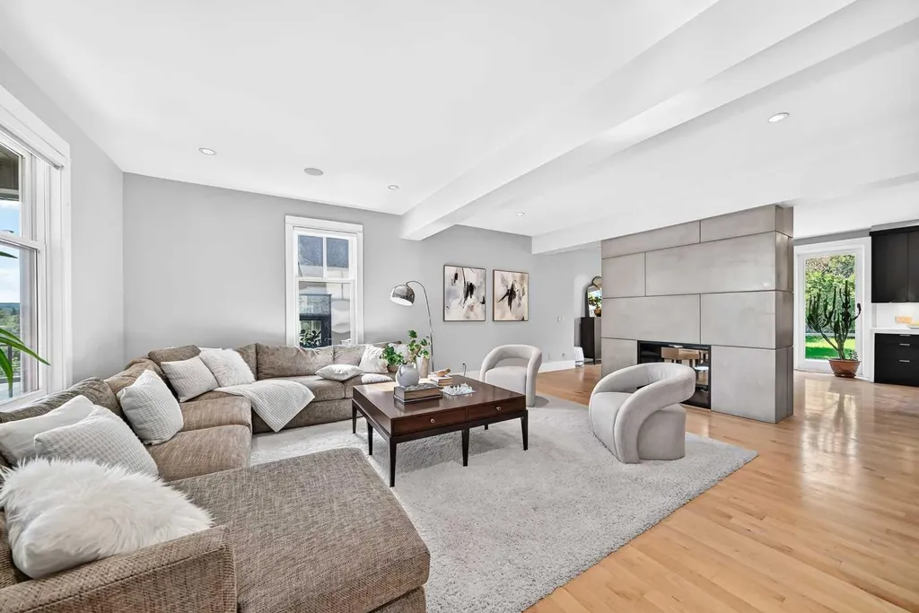 2312 12 Avenue NW Calgary AB T2N 1K3
