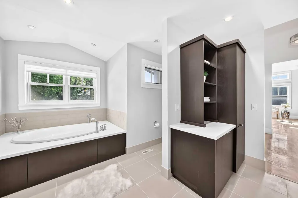 2312 12 Avenue NW Calgary AB T2N 1K3