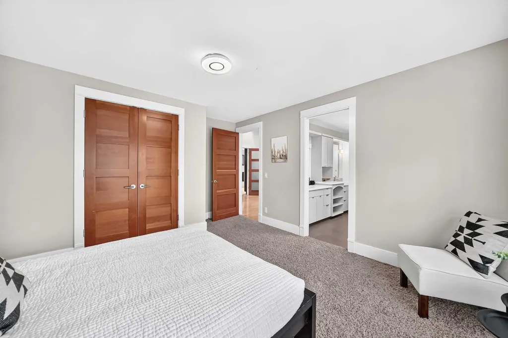 2312 12 Avenue NW Calgary AB T2N 1K3