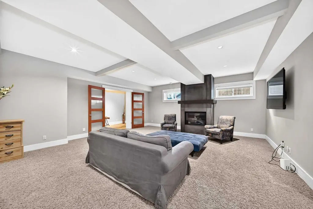2312 12 Avenue NW Calgary AB T2N 1K3