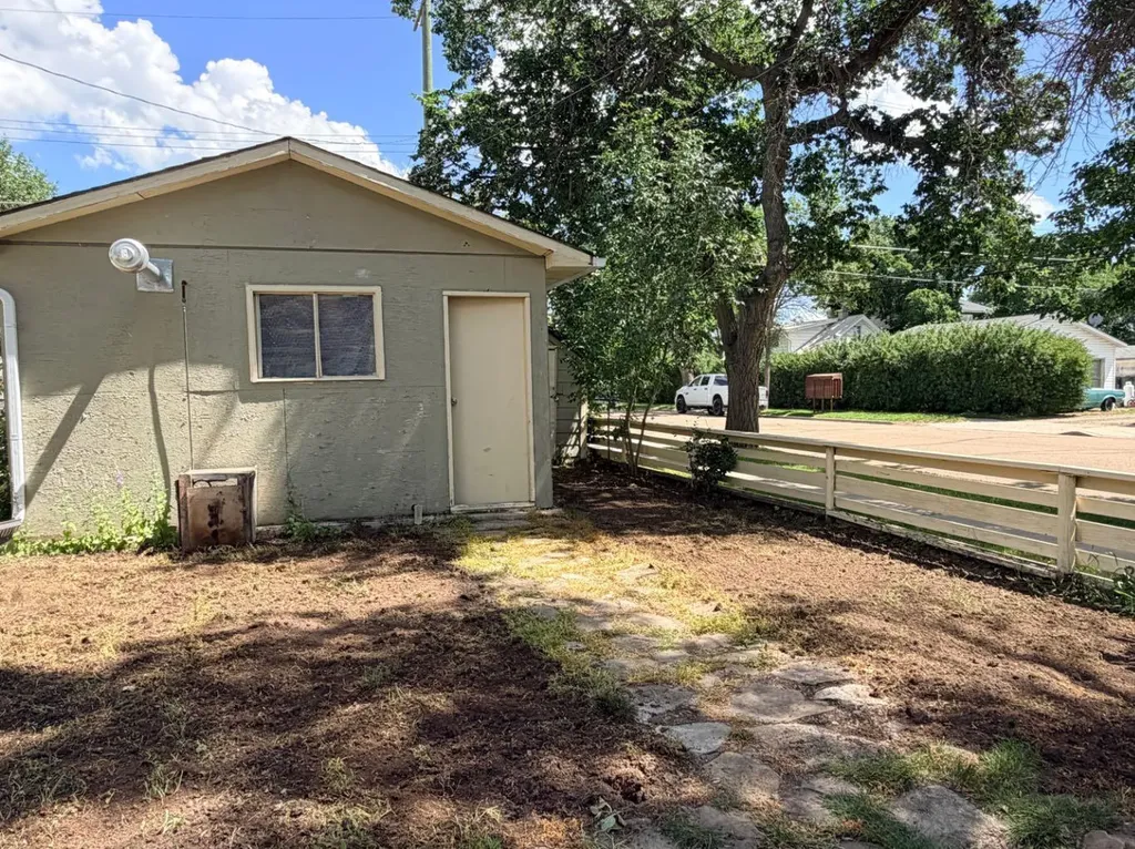 496 4 Street E Drumheller AB T0J0Y4