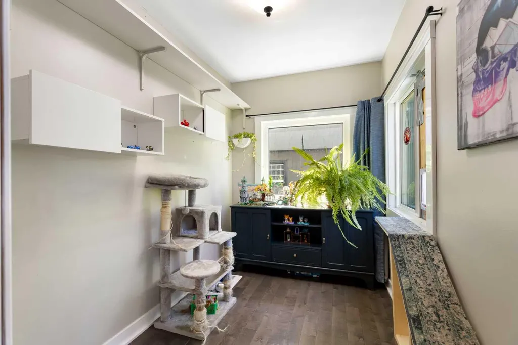 2605 29 Street SW Calgary AB T3E 2K6