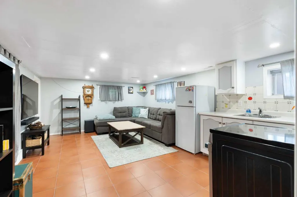 2605 29 Street SW Calgary AB T3E 2K6