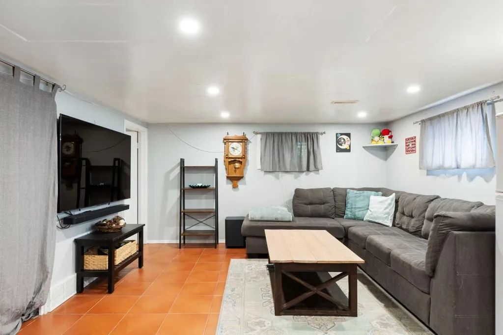 2605 29 Street SW Calgary AB T3E 2K6