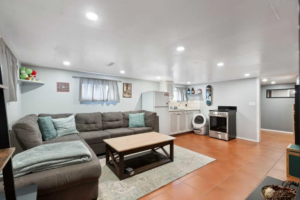 2605 29 Street SW Calgary AB T3E 2K6