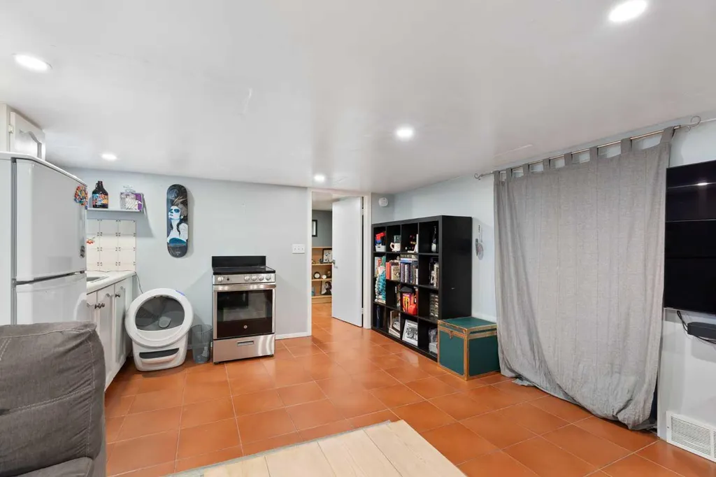 2605 29 Street SW Calgary AB T3E 2K6