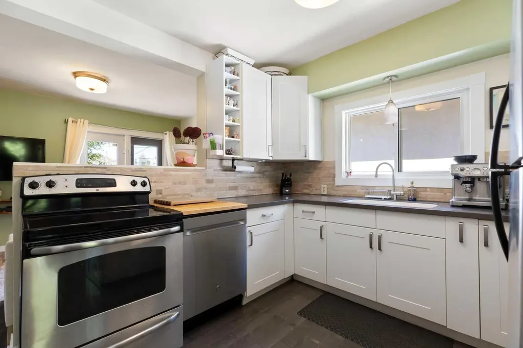2605 29 Street SW Calgary AB T3E 2K6