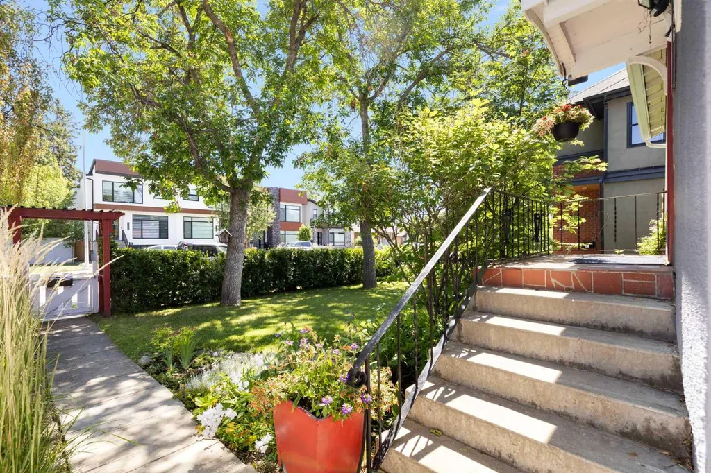 2605 29 Street SW Calgary AB T3E 2K6