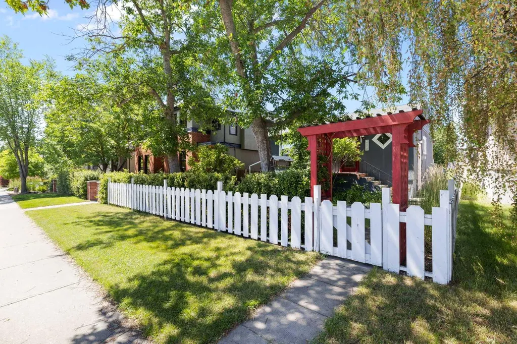 2605 29 Street SW Calgary AB T3E 2K6
