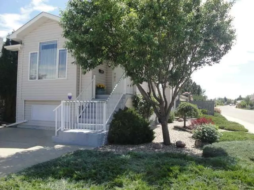 94 Heritage Lane W Lethbridge AB T1K 7S4