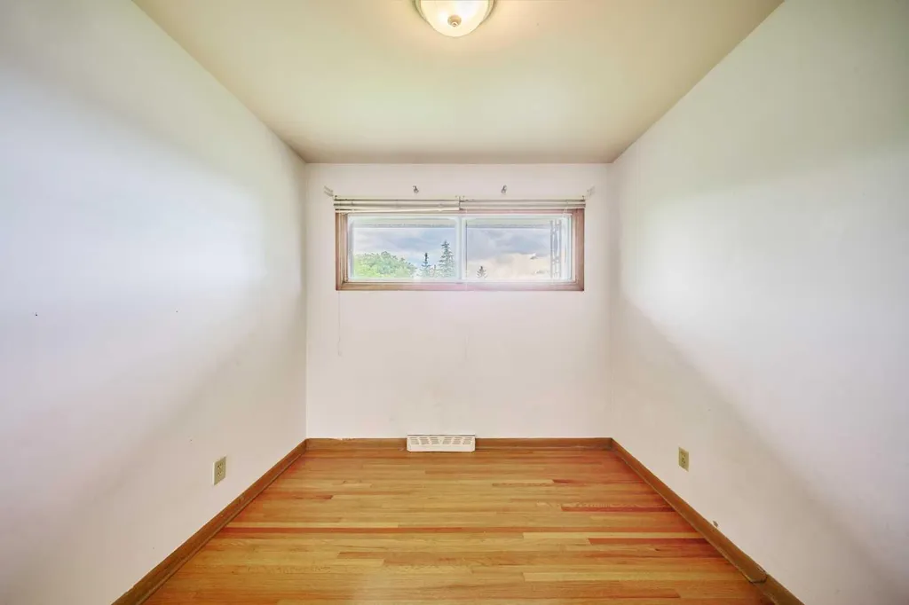 627 94 Avenue SW Calgary AB T2V 0X8