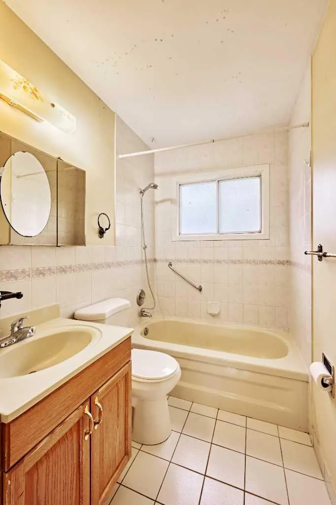 627 94 Avenue SW Calgary AB T2V 0X8
