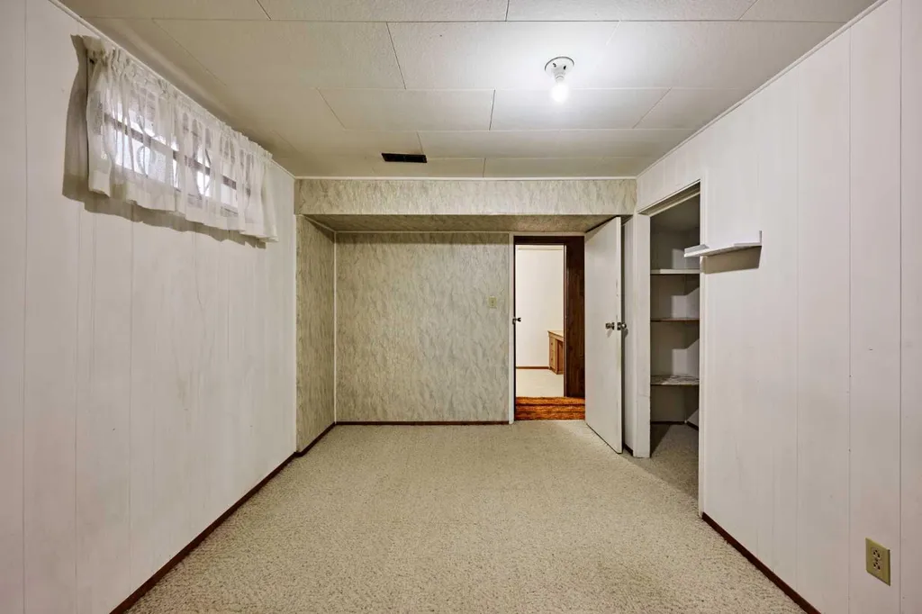 627 94 Avenue SW Calgary AB T2V 0X8