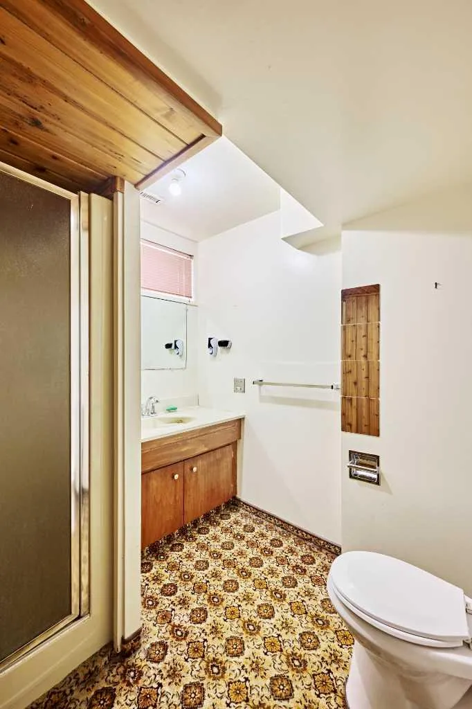 627 94 Avenue SW Calgary AB T2V 0X8
