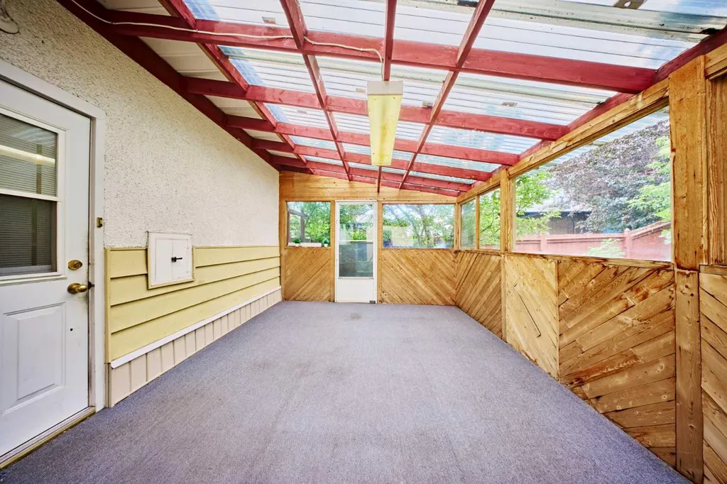 627 94 Avenue SW Calgary AB T2V 0X8