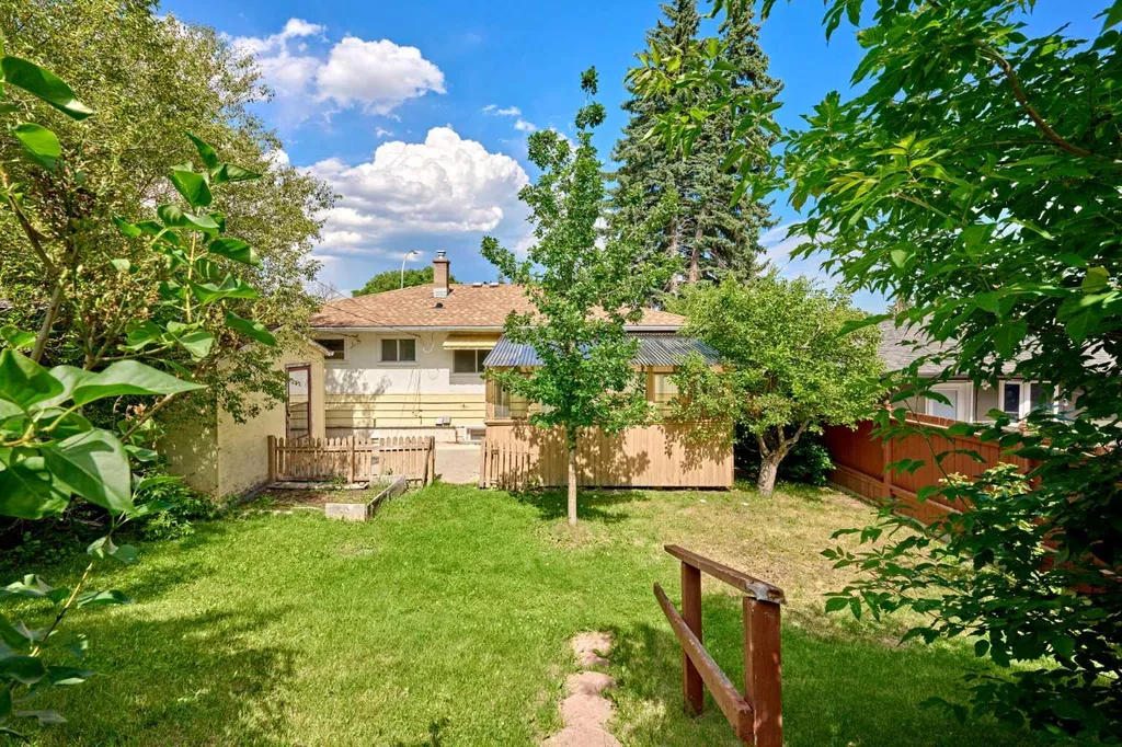627 94 Avenue SW Calgary AB T2V 0X8