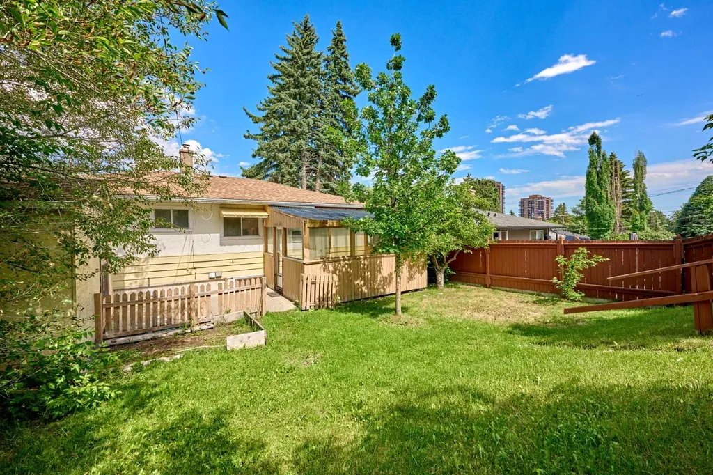 627 94 Avenue SW Calgary AB T2V 0X8