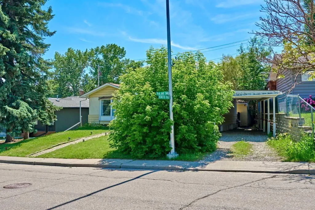 627 94 Avenue SW Calgary AB T2V 0X8