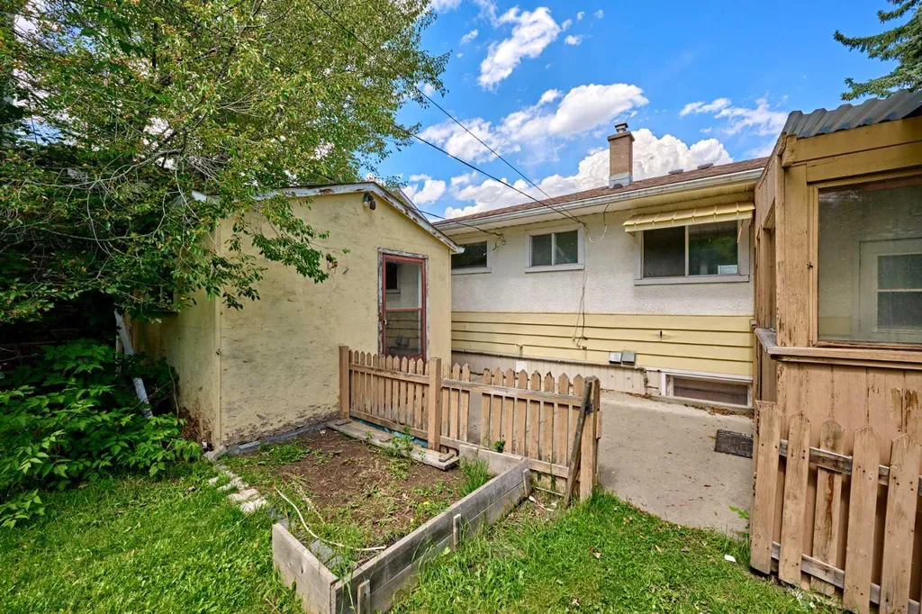 627 94 Avenue SW Calgary AB T2V 0X8